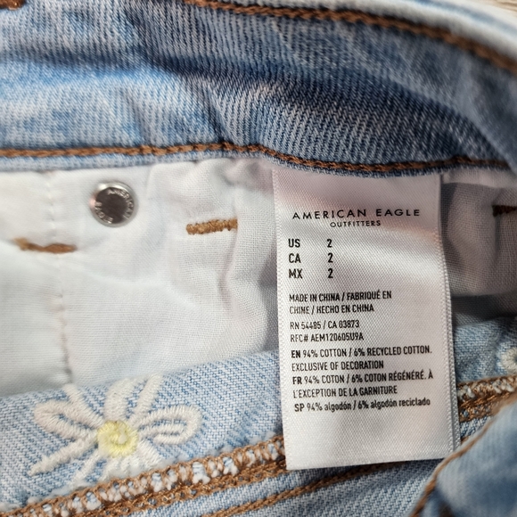 AMERICAN EAGLE Daisy Flower Embroidered Cut Off Distressed Denim Jean Shorts 2 - Picture 11 of 14